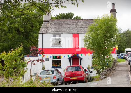 Une maison à Staveley, Lake District UK, avec un drapeau de l'Angleterre à travers elle. Banque D'Images