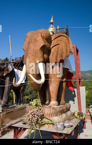 Éléphant en bois sculpté près de Tha Ton, la province de Chiang Mai, Thaïlande Banque D'Images