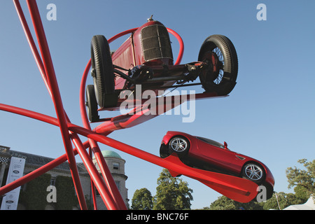 De près de l'Alfa Romeo afficher en face de Goodwood House conçu par Gerry Juda au Goodwood Festival of Speed 2010 Banque D'Images