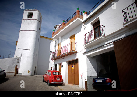 Le clocher de l'ancienne église et est vu dans une rue de village de Zahara de la Sierra, la province de Cádiz, Andalousie, espagne. Banque D'Images