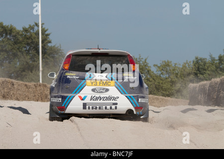 L'arrière de la 2002 Ford Focus WRC (World Rally Car) conduit par George Tracey au début de l'étape de Goodwood FoS Rallye Forestier Banque D'Images