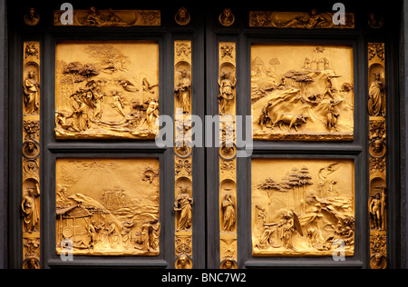 Détail de panneaux de portes sculptées sur le Baptistère Saint-Jean de Florence, Toscane Italie Banque D'Images