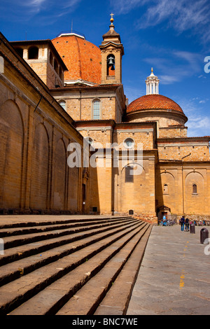 Étapes menant à la basilique San Lorenzo à Florence, Toscane Italie Banque D'Images