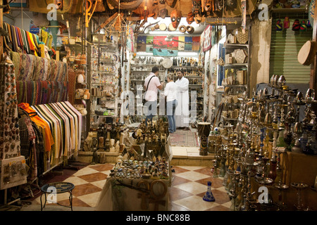 Les touristes sur le marché commercial, Aswan, Égypte Banque D'Images