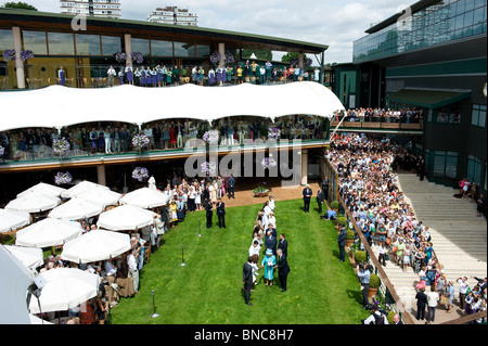 Son Altesse Royale la Reine Elizabeth II répond aux joueurs sur la pelouse des membres au cours de la Tennis de Wimbledon 2010 Banque D'Images