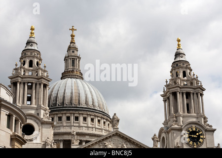 Le dôme et les tours de St Paul's Londres. Les dômes et les clochers de la Cathédrale St Paul à l'encontre d'un ciel nuageux. Banque D'Images