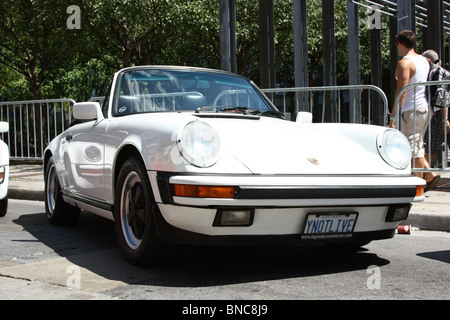 White 1987 Porsche 911 carrera cabriolet Banque D'Images