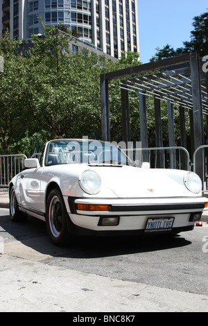 White 1987 Porsche 911 carrera cabriolet Banque D'Images