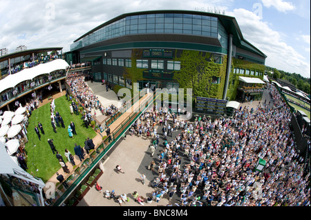Regardez les foules comme Son Altesse Royale la Reine Elizabeth II répond aux joueurs sur la pelouse des membres au cours de la Tennis de Wimbledon 2010 Banque D'Images