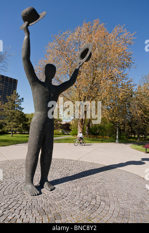 Netherlands-Canada Liberation Monument : l'homme aux deux chapeaux. Une femme sur un vélo de Banque D'Images