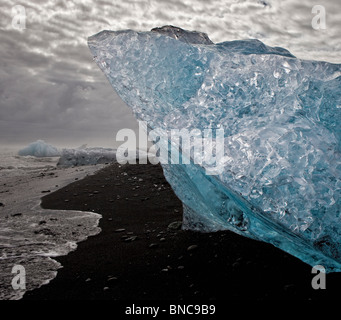 Formations de glace sur la plage de sable noir de Glacier Breidamerkurjokull, calotte de glace, l'Islande Vatnajokull Banque D'Images