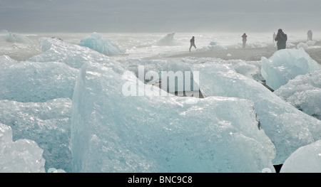 Formations de glace sur la plage de sable noir de Glacier Breidamerkurjokull, calotte de glace, l'Islande Vatnajokull Banque D'Images