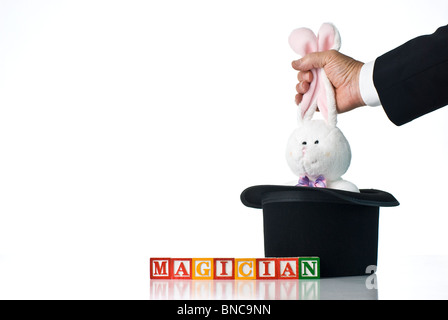 Enfants colorés blocks spelling magicien avec un lapin d'être tiré à partir d'un top hat Banque D'Images
