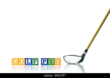 Enfants colorés blocks spelling pro de golf avec un club de golf Banque D'Images