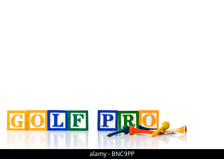 Enfants colorés blocks spelling GOLF PRO avec tees de golf Banque D'Images