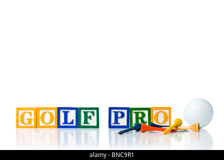 Enfants colorés blocks spelling GOLF PRO avec des tees de golf et la balle Banque D'Images
