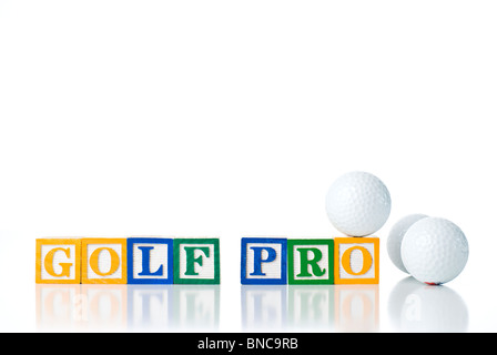 Enfants colorés blocks spelling GOLF PRO avec des balles de golf Banque D'Images