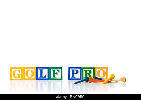 Enfants colorés blocks spelling GOLF PRO avec tees de golf Banque D'Images