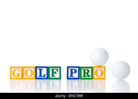 Enfants colorés blocks spelling GOLF PRO avec des balles de golf Banque D'Images