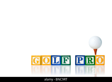 Enfants colorés blocks spelling GOLF PRO avec une balle de golf sur un raccord en t Banque D'Images