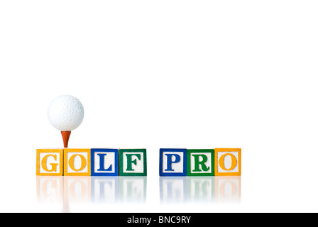 Enfants colorés blocks spelling GOLF PRO avec une balle de golf sur un raccord en t Banque D'Images