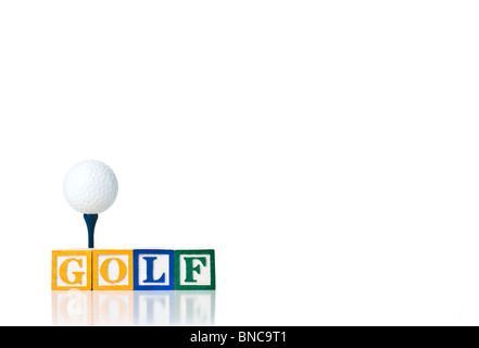 Enfants colorés blocks spelling GOLF avec une balle de golf sur un raccord en t Banque D'Images