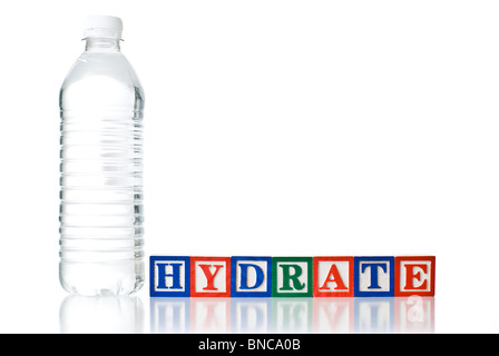 Enfants colorés blocks spelling hydrate avec une bouteille d'eau en plastique Banque D'Images