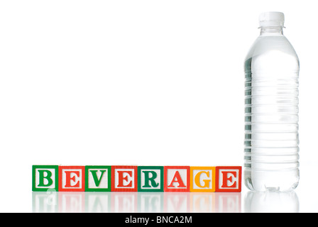 Enfants colorés blocks spelling boisson avec une bouteille d'eau en plastique Banque D'Images