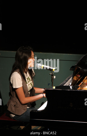 Jeune femme d'origine asiatique piano player performance singer Banque D'Images