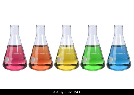 Flacons de laboratoire avec des liquides de différentes couleurs plus isolé sur fond blanc Banque D'Images