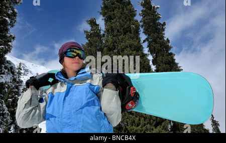 Jolie fille avec planche à Banque D'Images