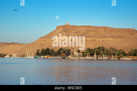 Lever de lune sur le Nil à Assouan, en Haute Egypte Banque D'Images