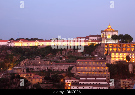 Monastère Serra do Pilar à Porto au crépuscule, Portugal Banque D'Images