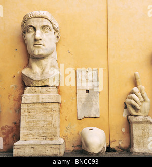 Rome. L'Italie. Vestiges de l'immense statue de AD C 4e empereur romain Constantin I, le Palazzo dei Conservatori, Musées du Capitole. Banque D'Images