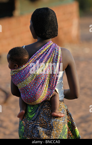 Mère portant son bébé sur le dos, en Zambie Banque D'Images