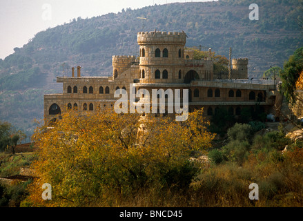 Montagnes de Shouf Liban Château de Moussa - Château moderne construit par Moussa Abdel Karim Al Maamari avec ses croyances et ses idées sculptées dans les pierres et une cire Banque D'Images