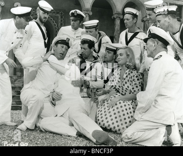 UP THE CREEK 1958 Byron film avec Shirley Eaton et Frankie Howerd troisième de gauche Banque D'Images