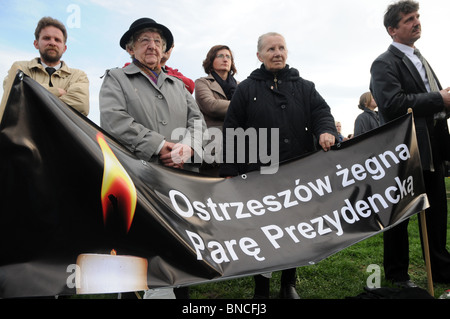 Les gens de Cracovie à regarder les funérailles du président polonais Lech Kaczynski et son épouse Maria, tués dans l'écrasement (lire description) Banque D'Images