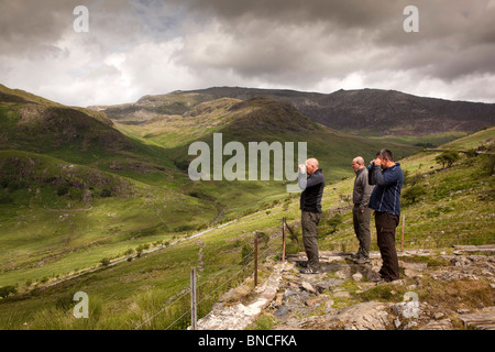 Royaume-uni, Pays de Galles, Snowdonia, Nant Gwynant, les visiteurs à la recherche de paysage à travers des jumelles Banque D'Images