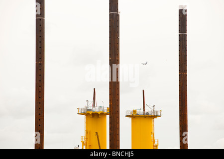 Dong Energy's construction du nouveau Walney off shore wind farm, à leur base côtière à Barrow in Furness, Cumbria, Royaume-Uni. Banque D'Images