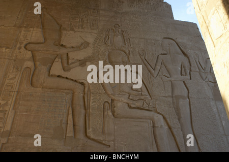 Ramesseum. Relief représentant le pharaon Ramsès II devant Dieu Seshat. L'Égypte. Banque D'Images