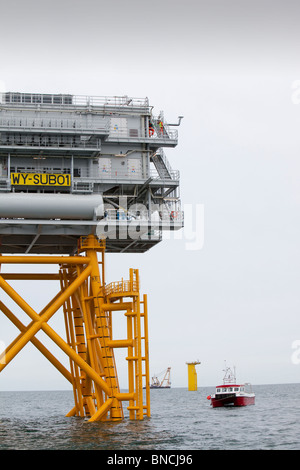 Dong Energy's construction du nouveau Walney off shore wind farm, avec le poste de transformation. Banque D'Images