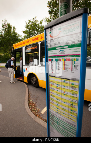 Royaume-uni, Pays de Galles, Snowdonia, Betws y Coed, le transport public de passagers de rejoindre Express Motors X1 Le service d'autobus à Llandudno Banque D'Images