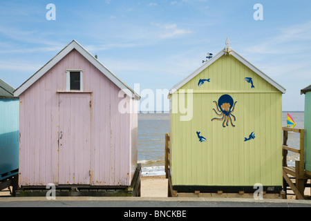 Cabines de plage en bois traditionnel à Felixstowe, Suffolk, Angleterre. Banque D'Images