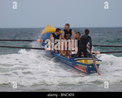 Surfboat rowing - Royaume-Uni Surfez rameurs championnats de ligue à Watergate Bay, Cornwall, le 10 juillet 2010. Banque D'Images