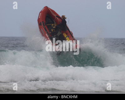 Le bateau de sauvetage, le Surf Surf Royaume-uni rameurs championnats de ligue à Watergate Bay, Cornwall, le 10 juillet 2010. Banque D'Images