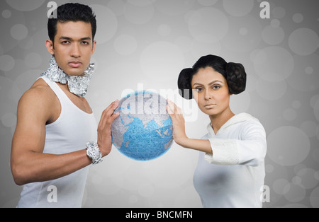 Couple holding a globe Banque D'Images