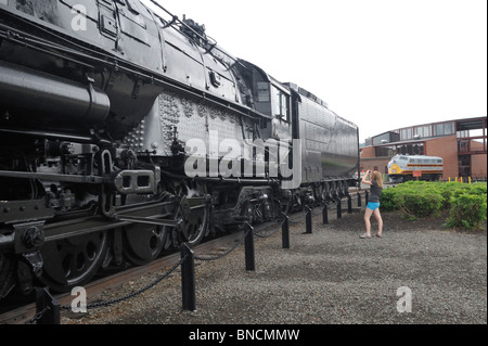 Jeune femme photographiant l'Union Pacific Big Boy 4012, Steamtown National Historic Site, Scranton, PA 100710 35567  Banque D'Images