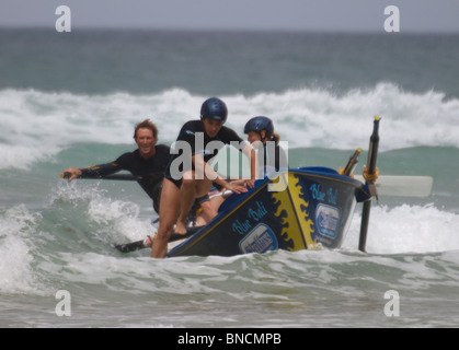 Surfboat rowing - Royaume-Uni Surfez rameurs championnats de ligue à Watergate Bay, Cornwall, le 10 juillet 2010. Banque D'Images