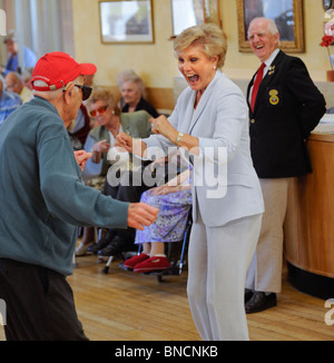 Celebrity Angela Rippon aveugles visites UK Anciens Combattants dans l'East Sussex et rejoint les aveugles anciens militaires, hommes et femmes à une danse du thé. Banque D'Images
